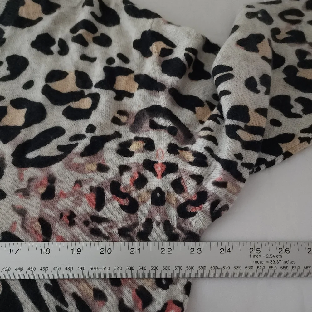 Brochu Walker Cashmere The Kelso Leopard Print Vee Sweater - Picture 8 of 10